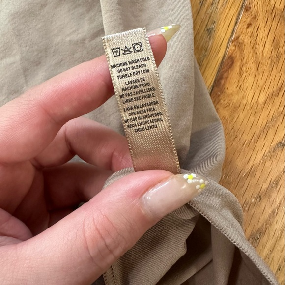 SKIMS Tan Seamless Bodysuit Size S/M - Picture 3 of 7